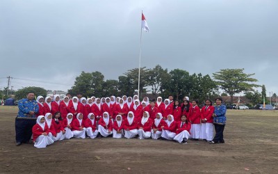 SWARADIKA SMPN 2 KASIHAN MENDAPAT KEHORMATAN SEBAGAI PENGIRING PENGIBARAN BENDERA PERINGATAN HUT RI KE-78