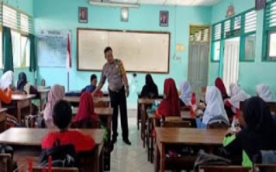 Bhabinkamtibmas Tamantirto Hadiri Penyuluhan Kesehatan Lingkungan Di SMPN 2 Kasihan